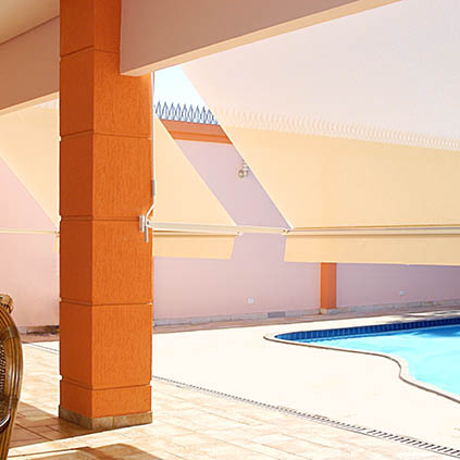 Ausgefahrene Markisen an einem sonnigen Tag und Pool