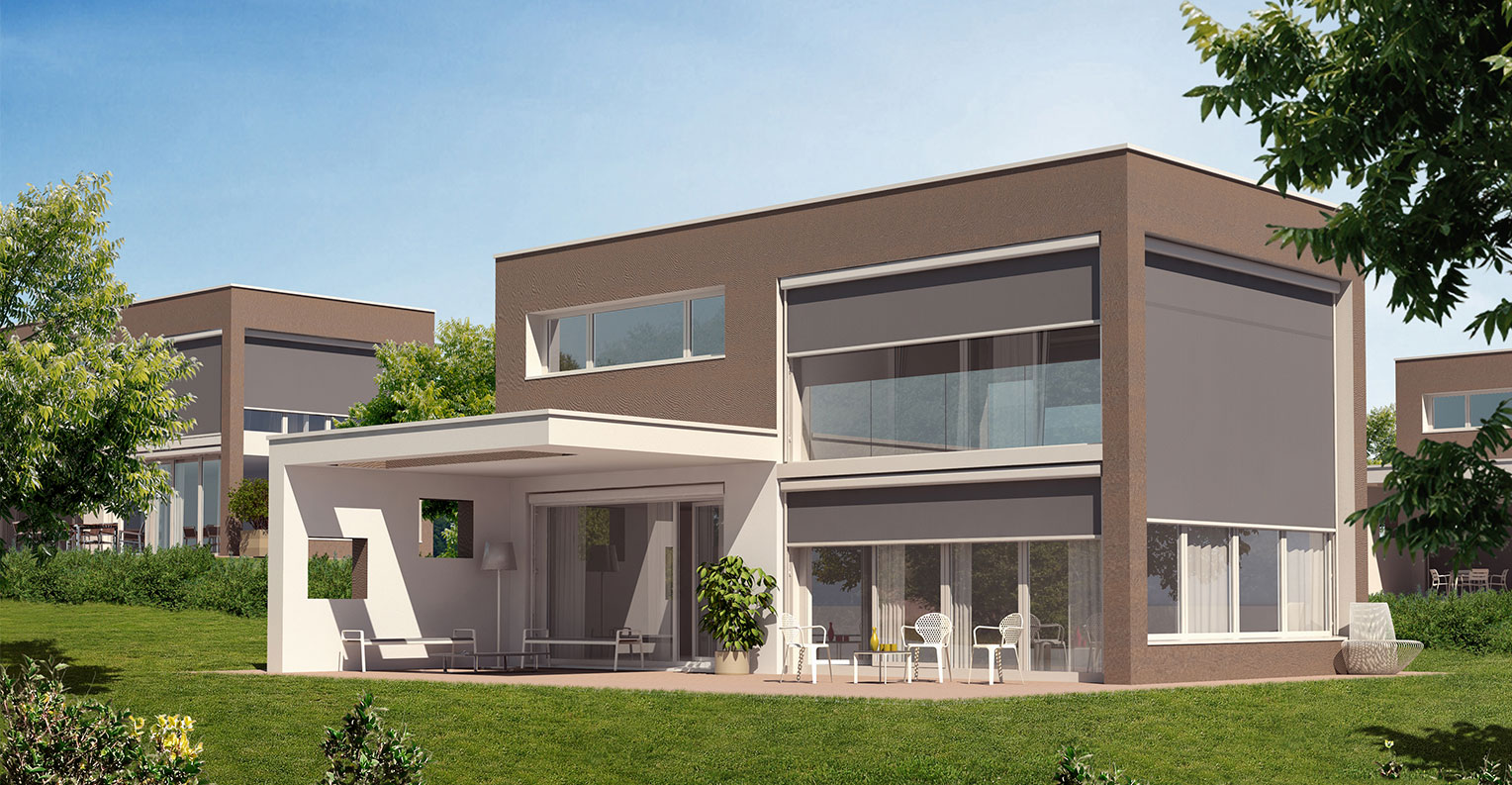 Haus im Grünen mit heruntergefahrenen Seitenmarkisen