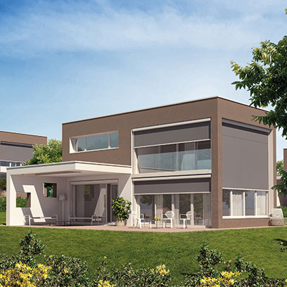 Haus im Grünen mit heruntergefahrenen Seitenmarkisen