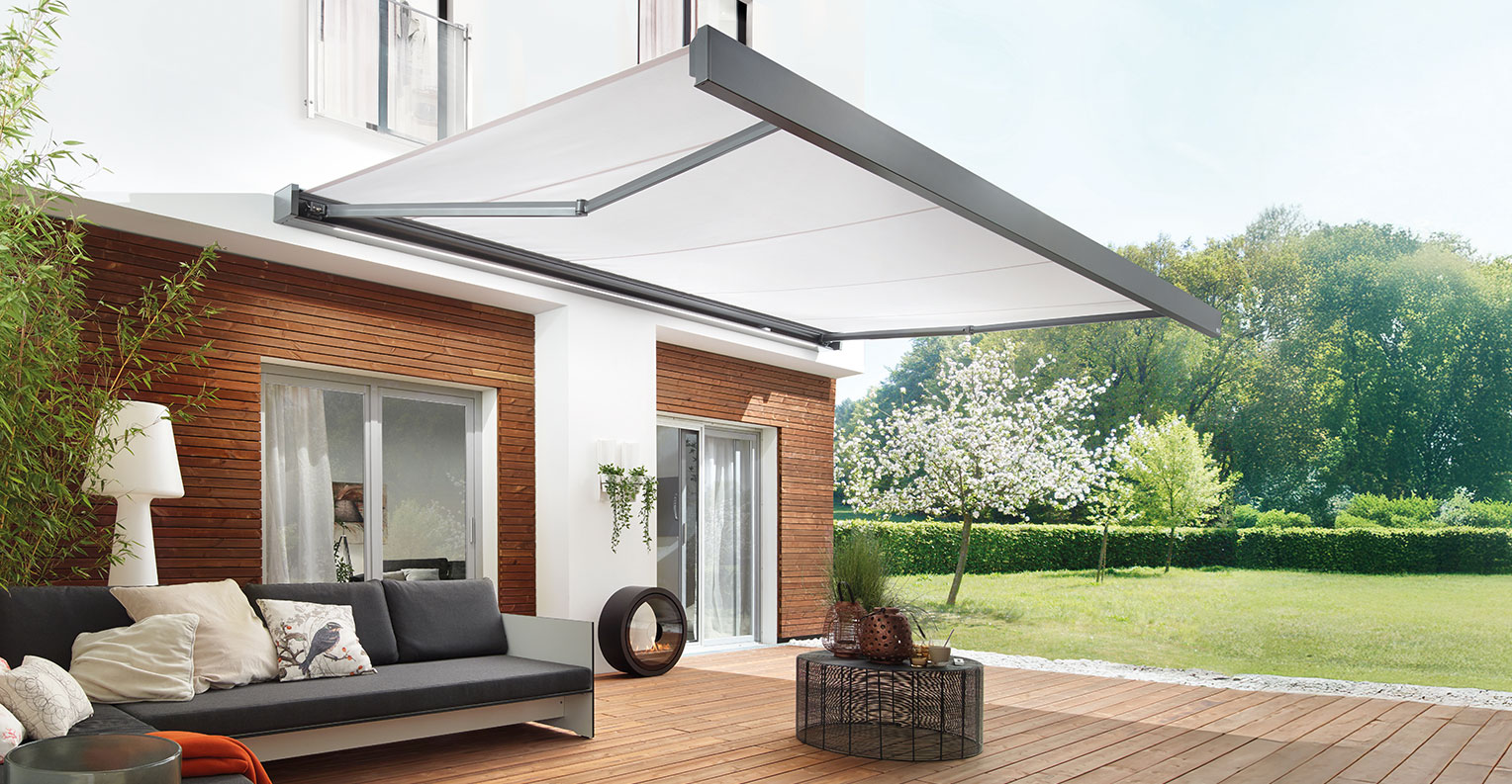 Haus mit Garten und weißer Markise