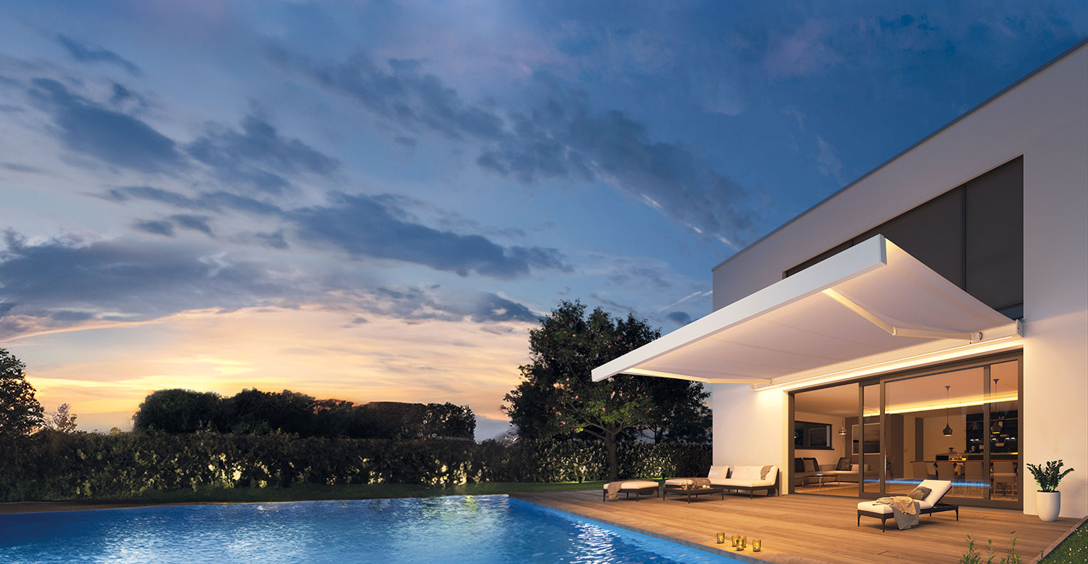 Markise am Haus mit Pool