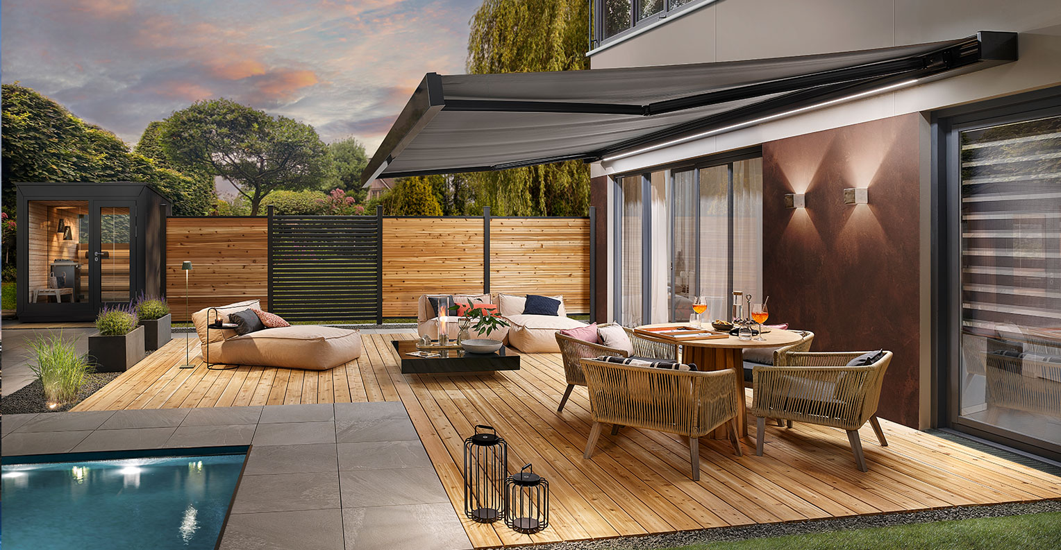 Modernes Wohnhaus mit Terrasse, Garten und ausgefahrener Markise