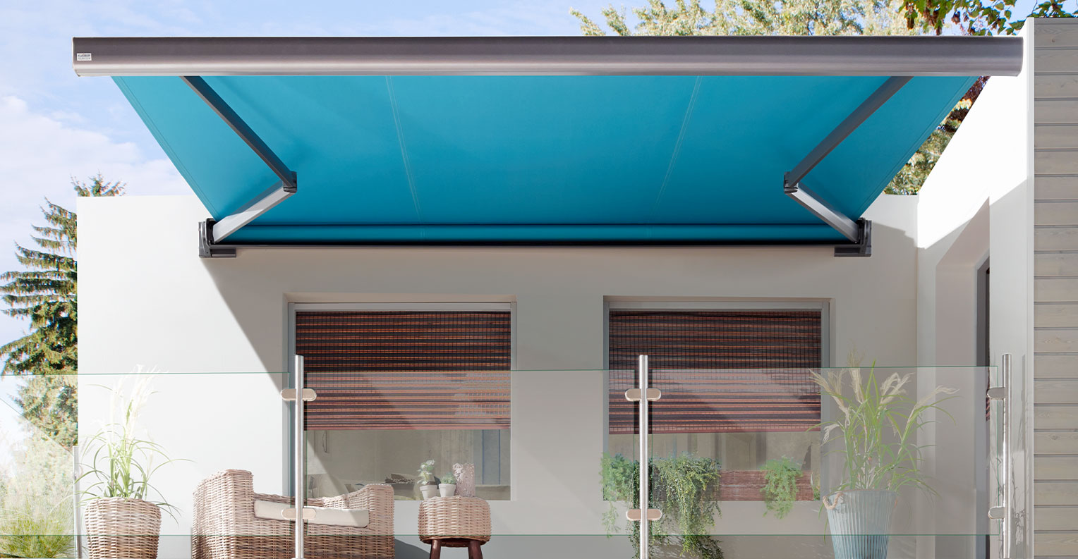 Blaue Markise über einem Balkon 