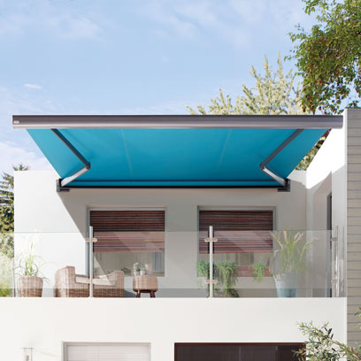 Blaue Markise über einem Balkon 