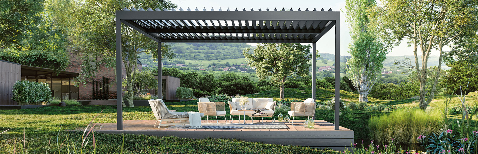 Lamellen-Terrassenüberdachung im Garten mit einer Lounge