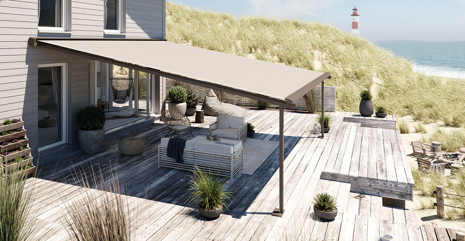 Moderne Terrasse mit Pergolamarkise und gemütlichem Sitzbereich an einem Strand