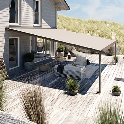 Moderne Terrasse mit Pergolamarkise und gemütlichem Sitzbereich an einem Strand