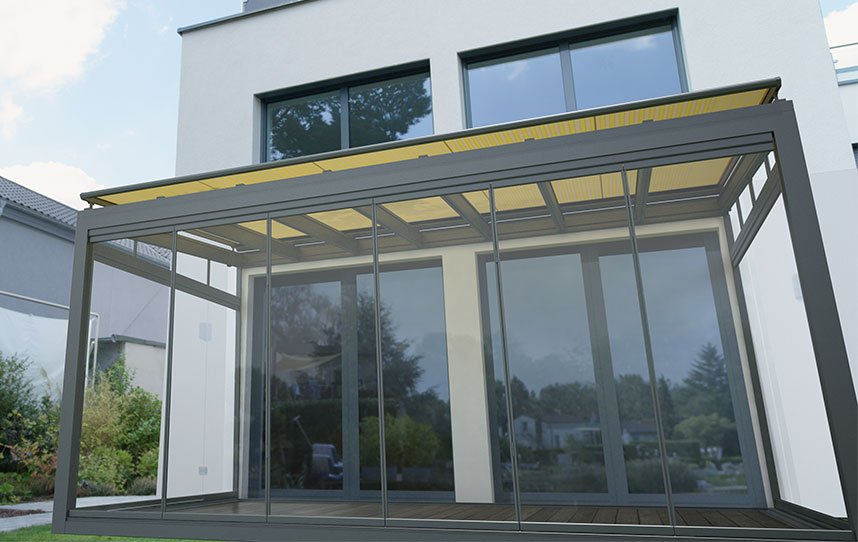 Glasdachmarkise auf einem Glasdach mit Vollverglasung an einer Hausfassade