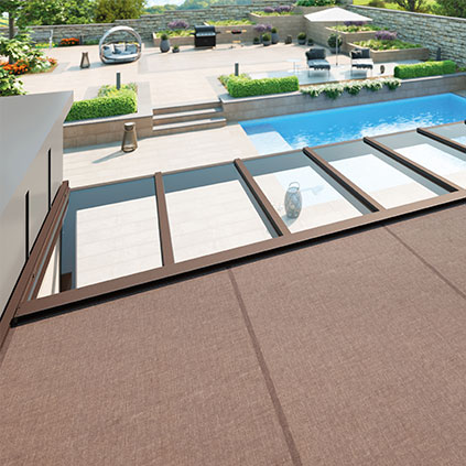 Haus mit Pool und Glasdach mit Überglasmarkise