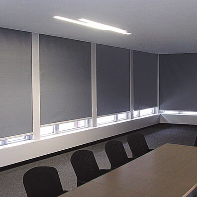 Verdunklungsanlagen in einem Raum 