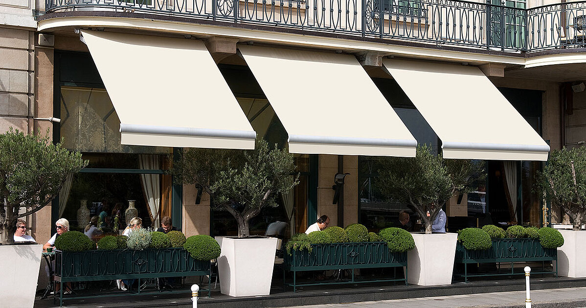 Ausstellmarkise Metro an Restaurant