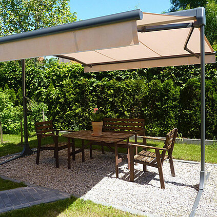 Ausgefahrene freistehende Markise im Garten 