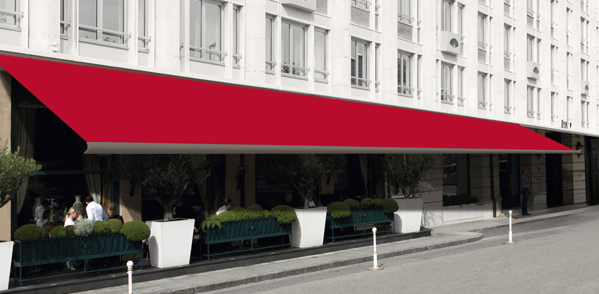 Rote Markise an einer Fassade einer Gastronomie