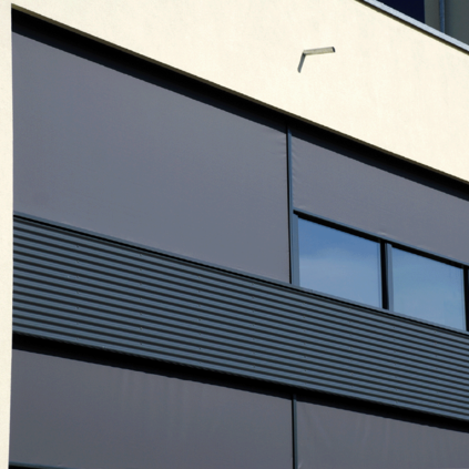 Fenster mit vier Senkrechtbeschattungen