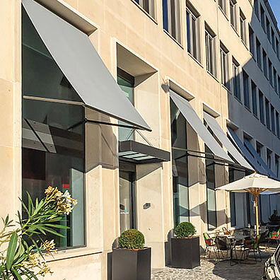 Ausgestellte Markisen an Fenster