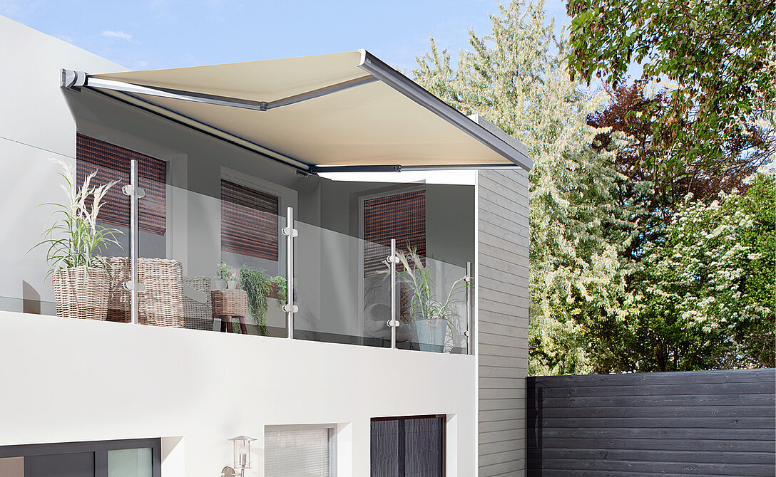 Beige Markise über Terrasse an weißer Wand