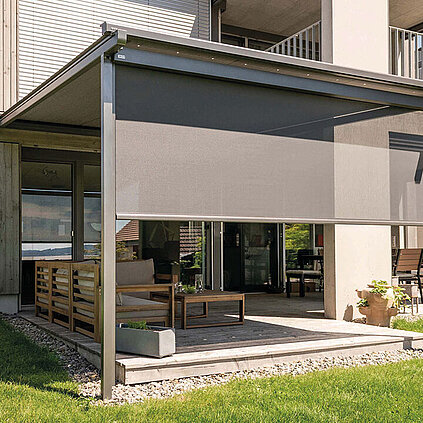 Pergola mit Frontbeschattung an einem modernen Haus mit Garten