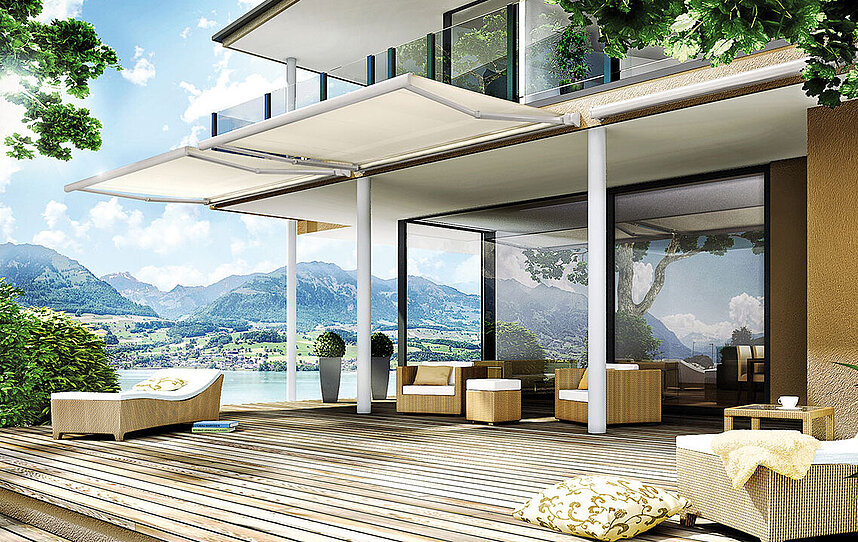 Zwei weiße Markisen an einem Haus über einer Terrasse mit Garten