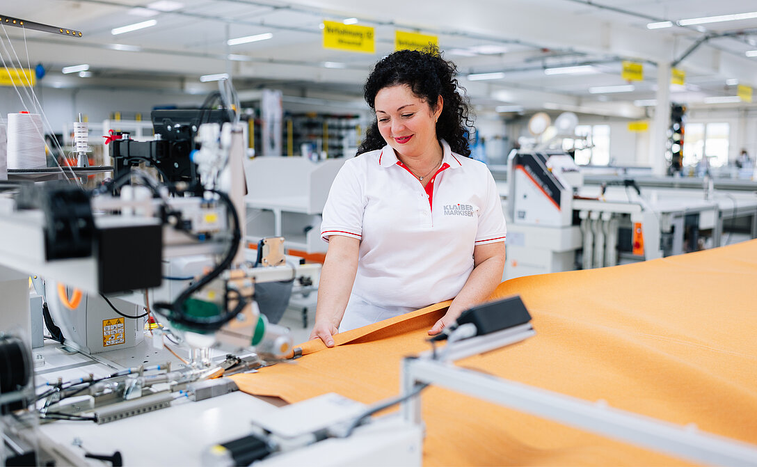 Näherin an der Nähmaschine