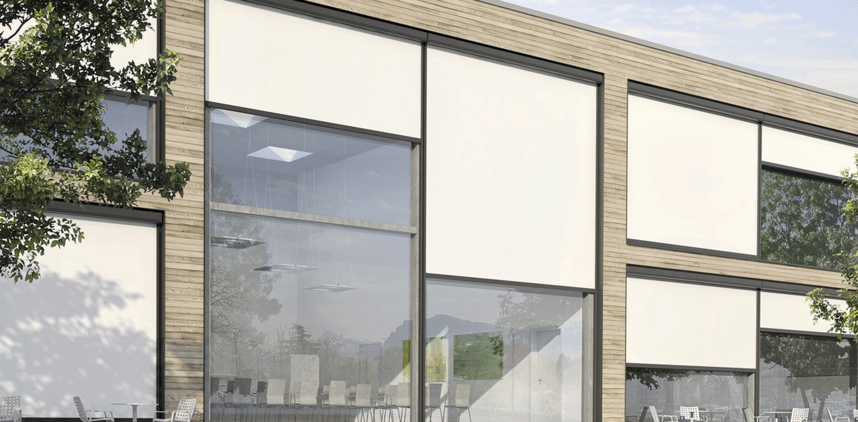 Gebäude mit große Fensterfronten und mehreren Senkrechtbeschattungen