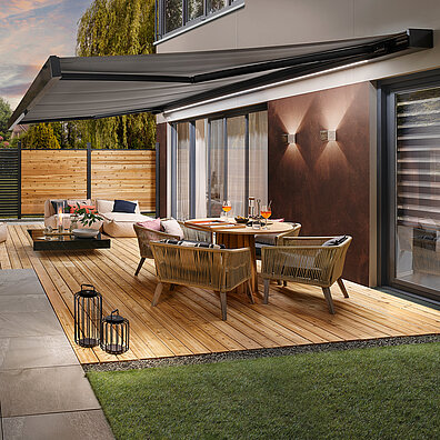 Markise ausgefahren am Haus 