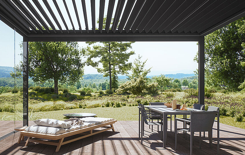 Aussicht in den Garten mit einer Lamellen-Terrassenüberdachung mit halbgeöffneten Lamellen