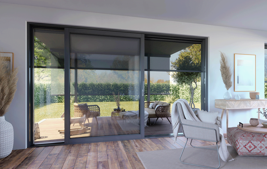 Wohnzimmer mit großer Fensterfront und Senkrechtbeschattung