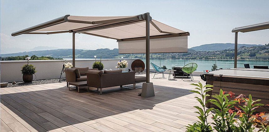 Große Terrasse mit Sitzgelegenheit und ausgefahrene freistehende Markise 
