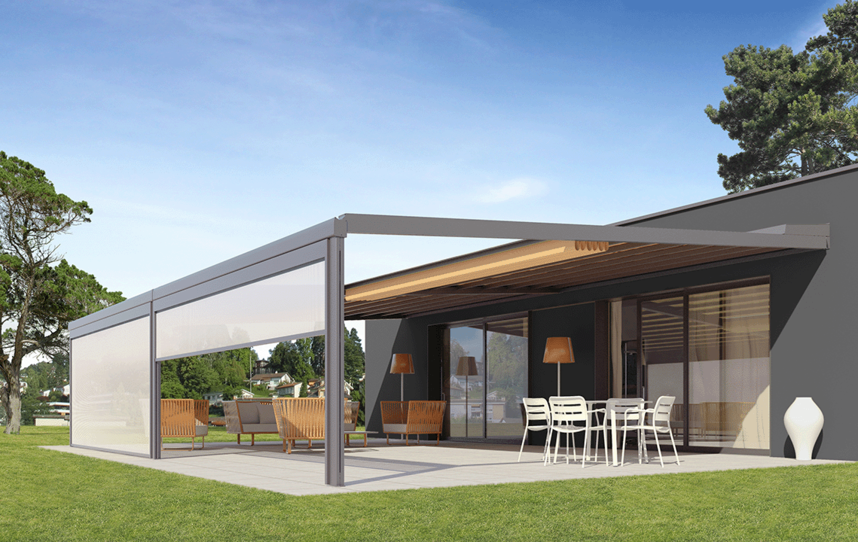 Pergola mit einer geöffneten Faltmarkise und Frontbeschattung an einer Gastronomie mit Sitzgelegenheiten