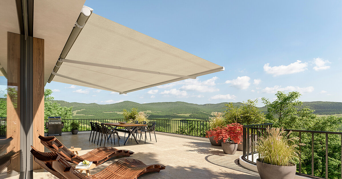 Gelenkarmmarkise an Haus, blauer Himmel, Terrasse