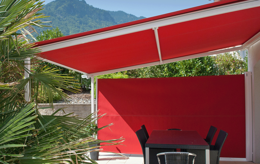 Rote Seitenbeschattung und Markise mit Terrasse und Sitzgelegenheit unter der Markise