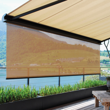 Große Terrasse mit Ausblick aufs Wasser, ausgefahrene Markise mit Volant