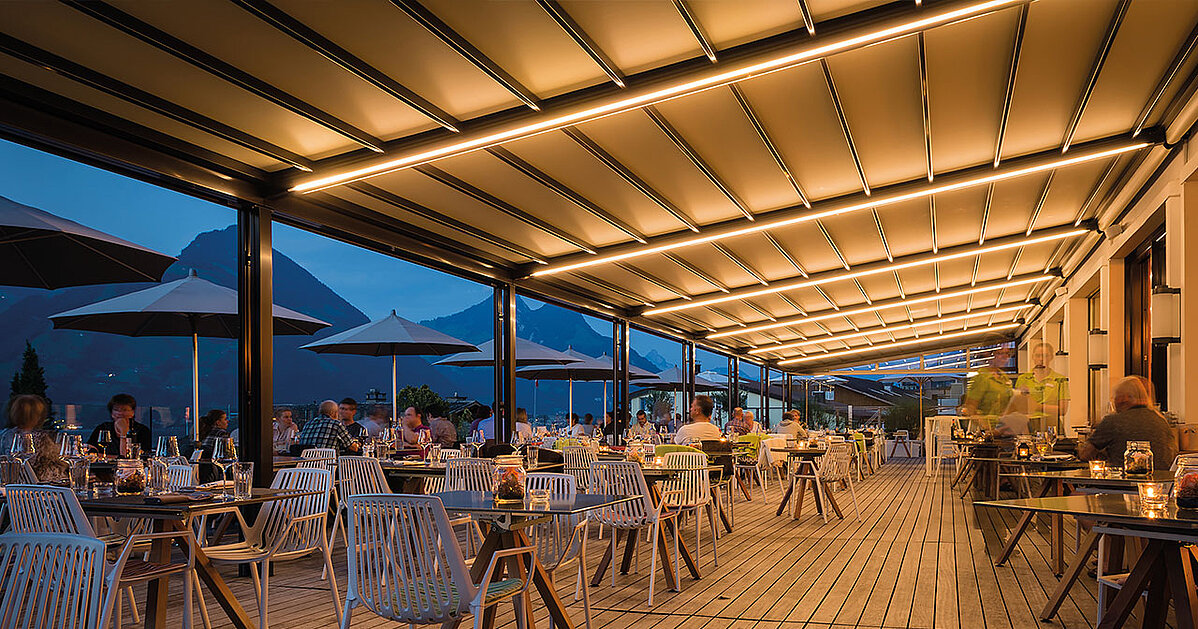 Überdachung Restaurant mit Tische und Stühle