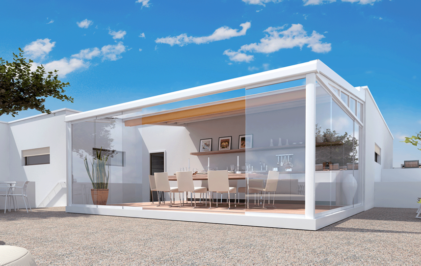 Vollverglaste Pergolamarkise an einer modernen weißen Hausfassade mit einer Sitzlounge