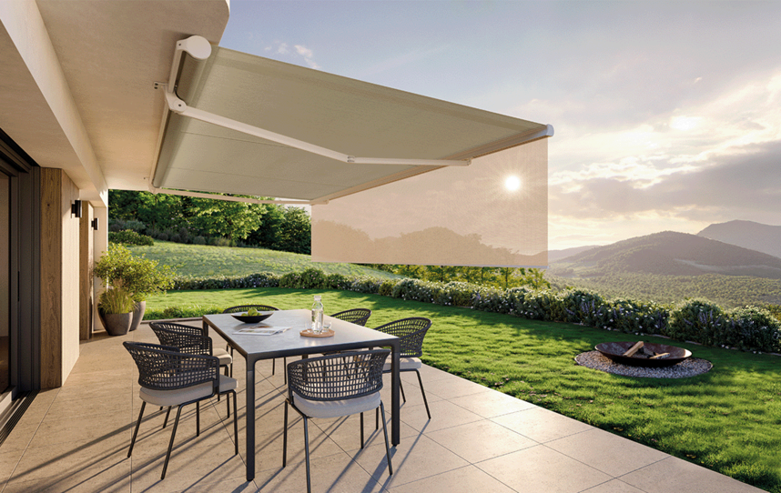 Markise mit Volant an einem Haus mit Garten und Terrasse