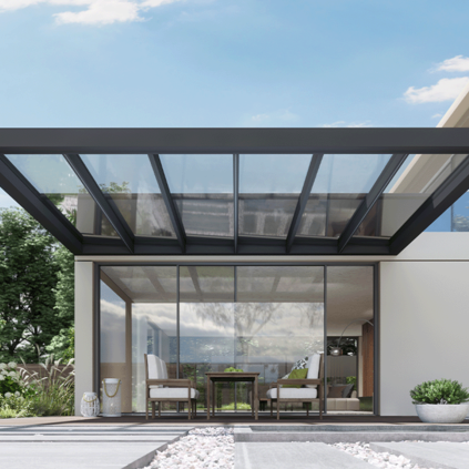 Terrasse mit Glasüberdachung und bodentiefer Fensterfront eines modernen Wohnhauses