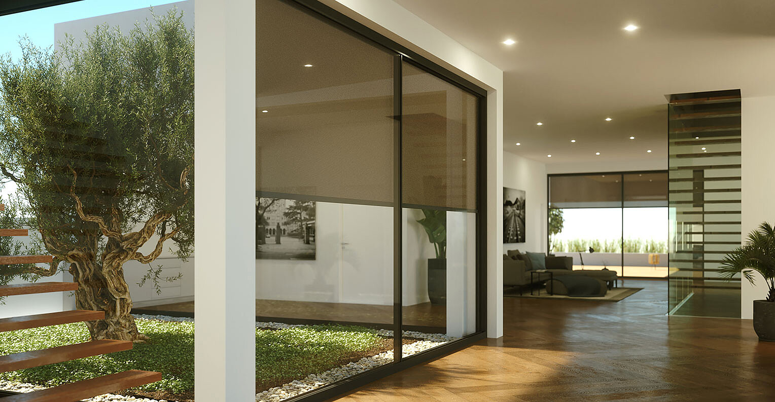 Haus mit Fenstermarkisen