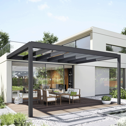 Terrasse mit Glasüberdachung und bodentiefer Fensterfront eines modernen Wohnhauses