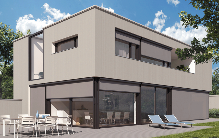 Haus im Grünen mit heruntergefahrenen Seitenmarkisen