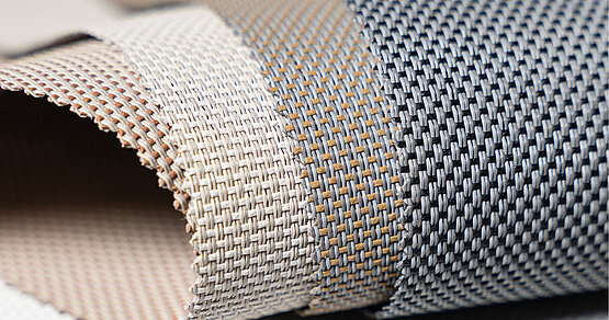 Graue und beige Tücher