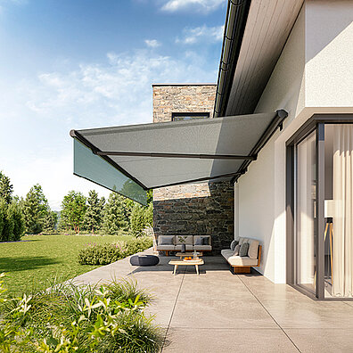 Ausgefahrene Markise am Haus