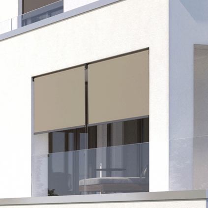 Fenster mit zwei heruntergefahrenen Senkrechtmarkisen