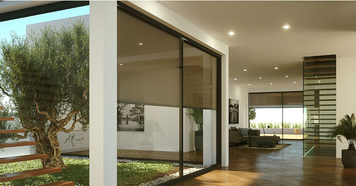 Senkrechtmarkise SURAVA an einem Fenster in einer Wohnung