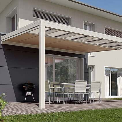 Glasdach mit Unterglasmarkise an einem Haus mit Garten und Terrasse
