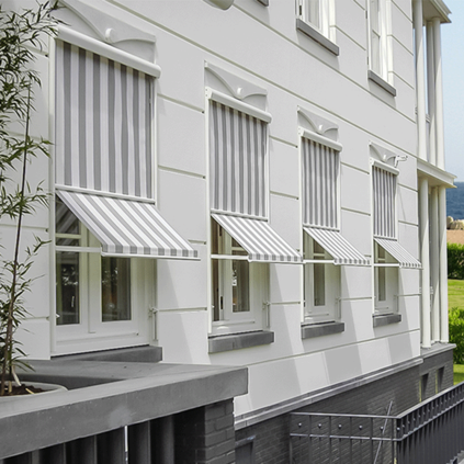 Mehrere Ausstellmarkisen an einem Haus