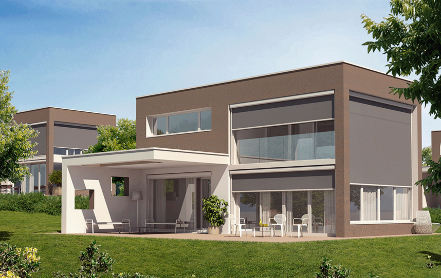 Haus im Grünen mit heruntergefahrenen Seitenmarkisen