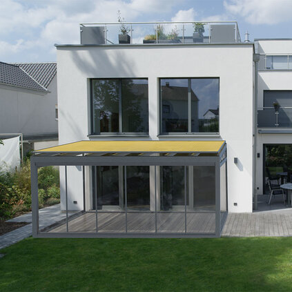 Abgeschrägte Glasdachmarkise auf einem Glasdach mit Vollverglasung an einer Hausfassade