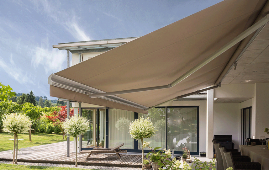 Ausgefahrene Markise an einer Decke im Garten 