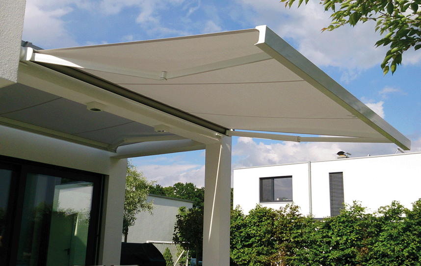 Markise an einer Hausfassade mit Garten