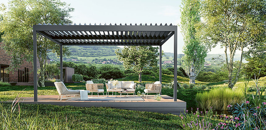 Lamellen-Terrassenüberdachung im Garten mit einer Lounge